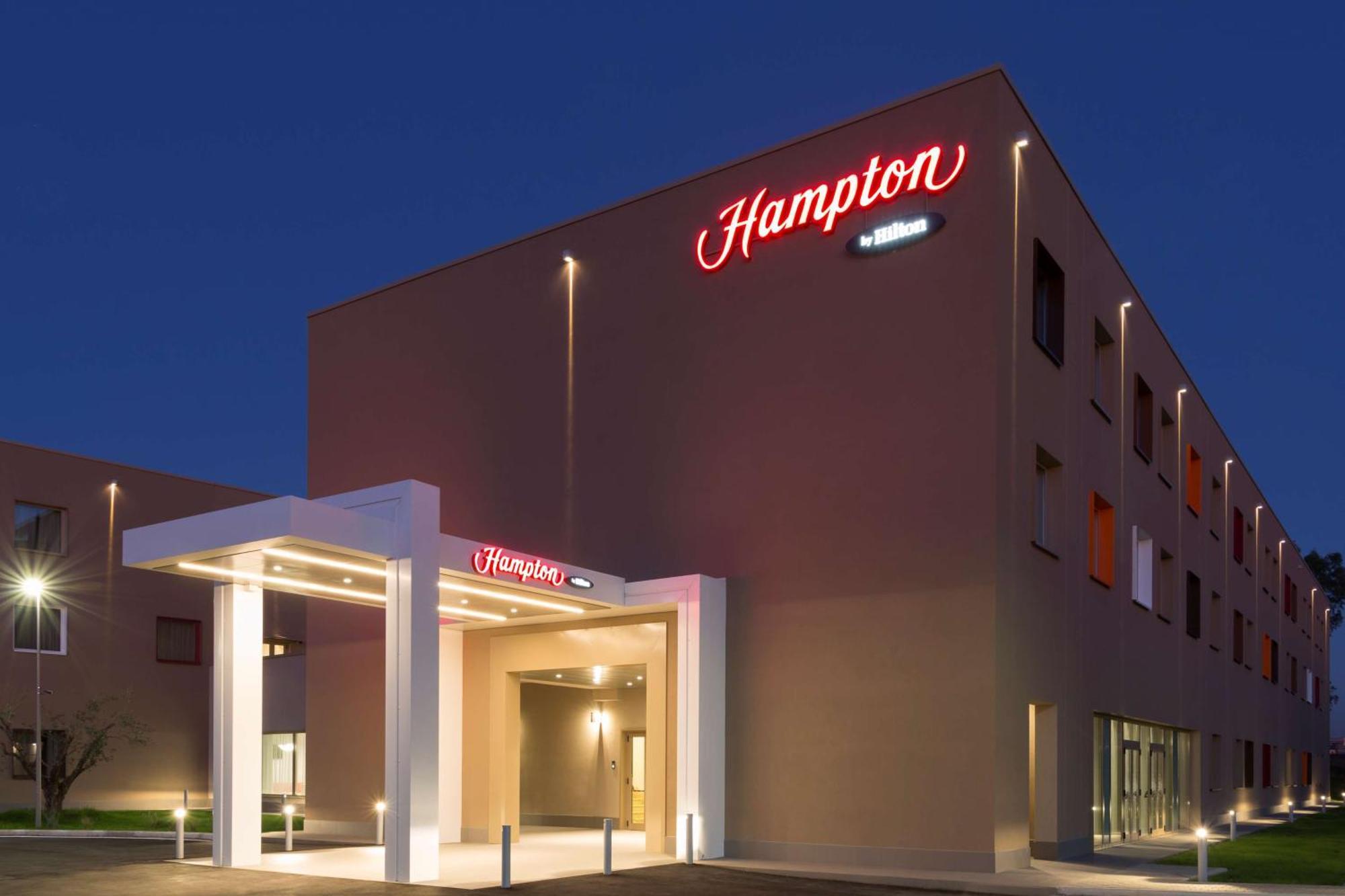 Отель Hampton By Hilton Rome East Экстерьер фото